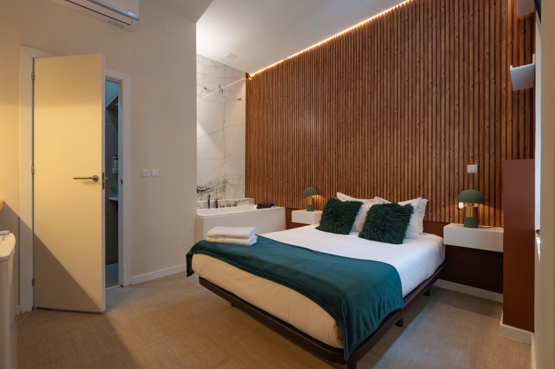 Fantastic Studio with Jet-tub in Baixa